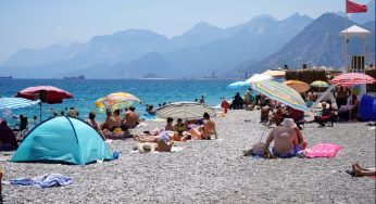 Antalya’da Kavurucu Sıcaklar Etkili Oldu: Sahiller Adım Atılamayacak Kadar Doldu