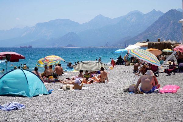 Antalya’da Kavurucu Sıcaklar Etkili Oldu: Sahiller Adım Atılamayacak Kadar Doldu