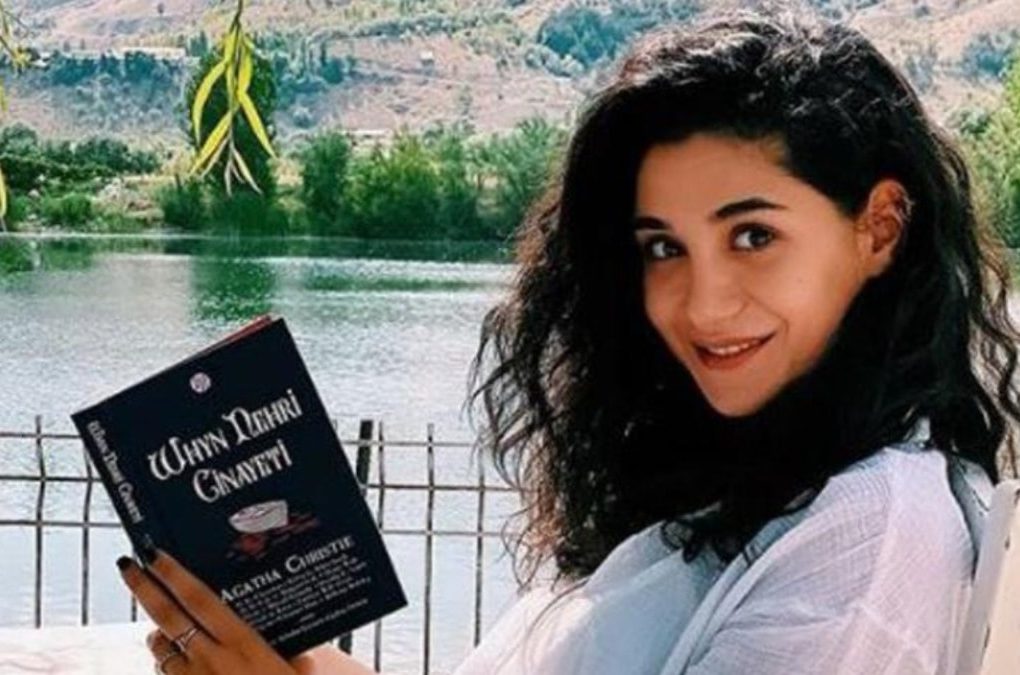 Akasya Durağı’nın Zeyno’su Dünya Evine Giriyor: Kına Gecesi Sosyal Medyayı Salladı
